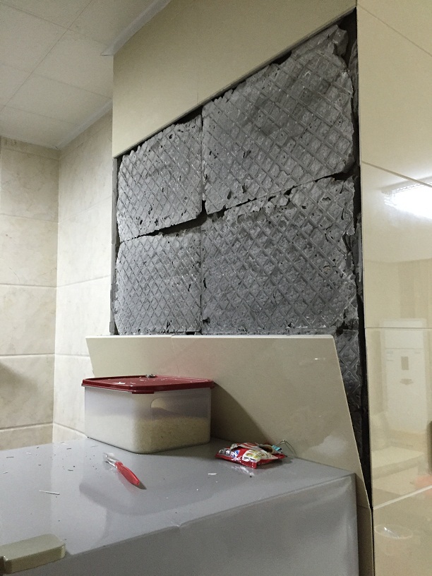 墙砖掉了还能重新用吗(墙砖掉了怎么补救方法视频)